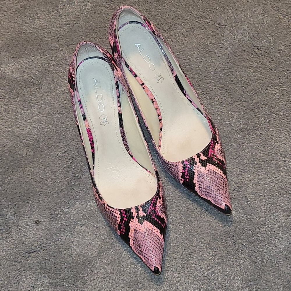 Pink snake skin pumps